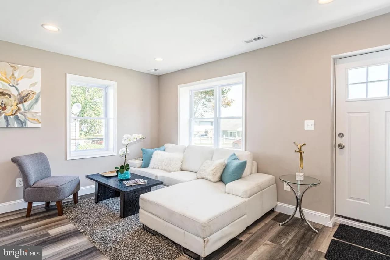 Baybriar living room with corner windows and patterned wood-look flooring